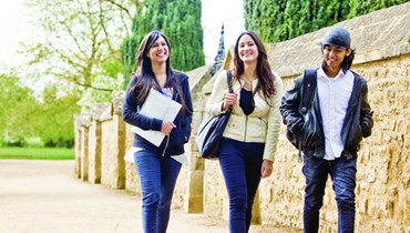 Er bestaan verschillende officiële examens die je niveau en vaardigheden in een bepaalde taal aantonen. Zo kan je op een bepaald moment evalueren welke vorderingen je in de toekomst nog kan maken. Deze examens hebben een internationale waarde en kunnen van pas komen bij je verdere studies of in je zoektocht naar een job, in binnen- of buitenland. Wij bieden verschillende formules als voorbereiding op IELTS, FCE, CAE, CPE, TOEFL). Met de hulp van een gespecialiseerde leerkracht volg je een cursus die perfect is afgestemd op de vereisten om (een van) deze examens te mogen afleggen.