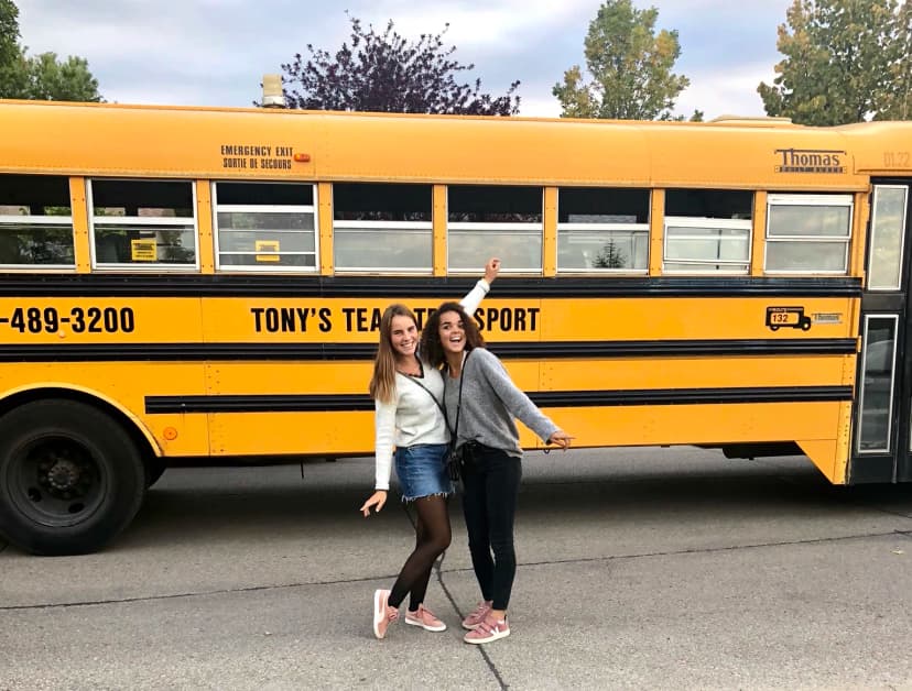 Student bij een meer in Canada tijdens een jaar in het buitenland.